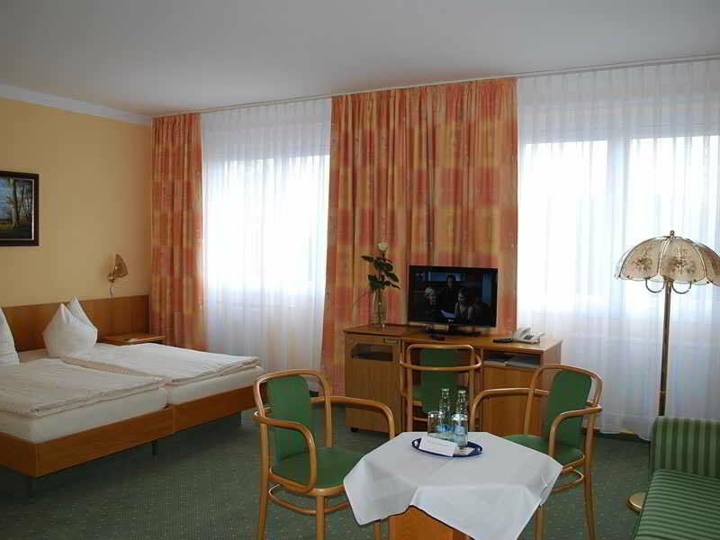 Hotel Horizont Gmbh Нойбранденбург Экстерьер фото