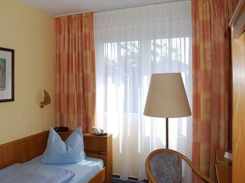 Hotel Horizont Gmbh Нойбранденбург Экстерьер фото